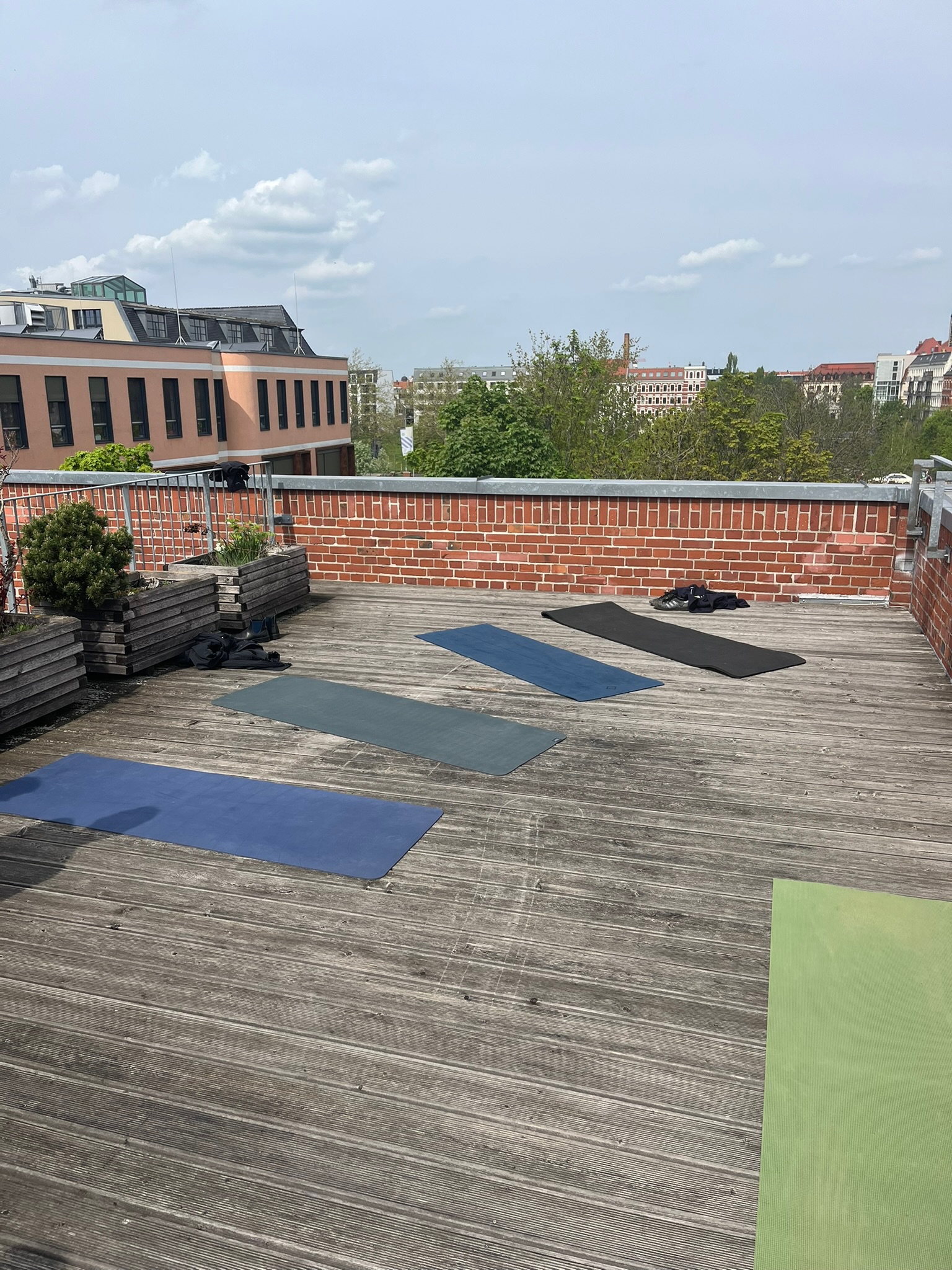 Yogamatten auf einer Dachterasse